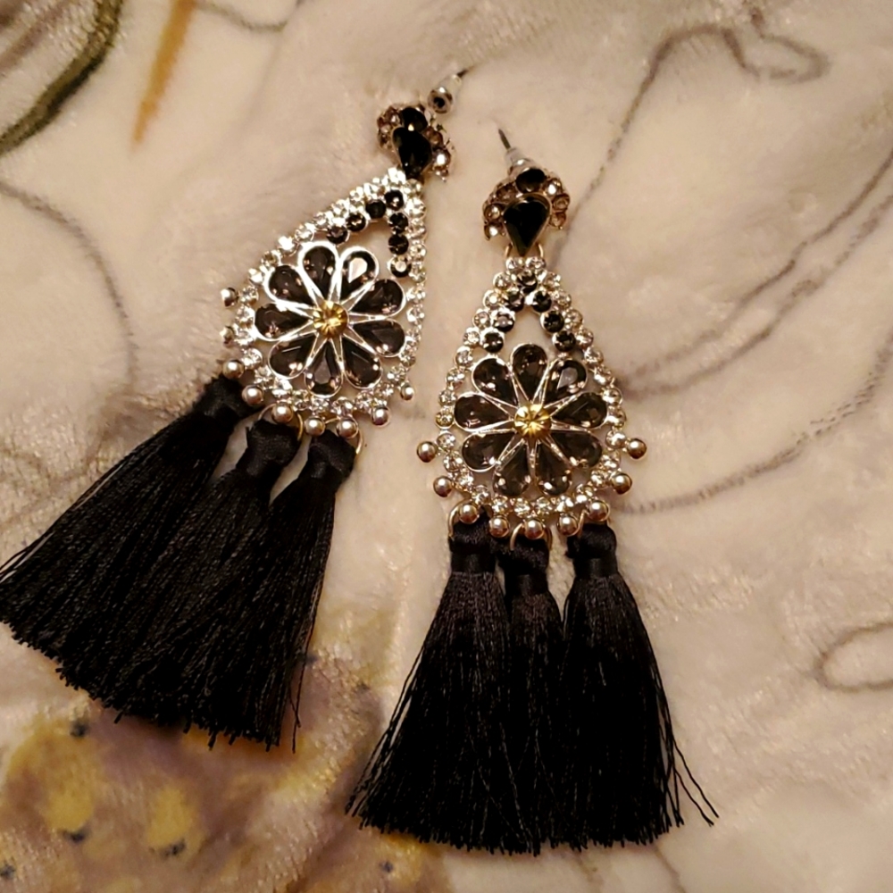 Tassel fringe earrings with rhinestones black